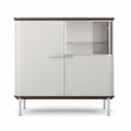 Ein modernes vitrinenmöbel in beige und dunkelbraun mit glasregalen 80 x 40 x 90cm